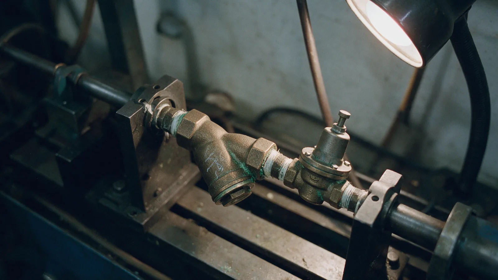 Y-strainer and pressure-reducing valve on a dark test rig